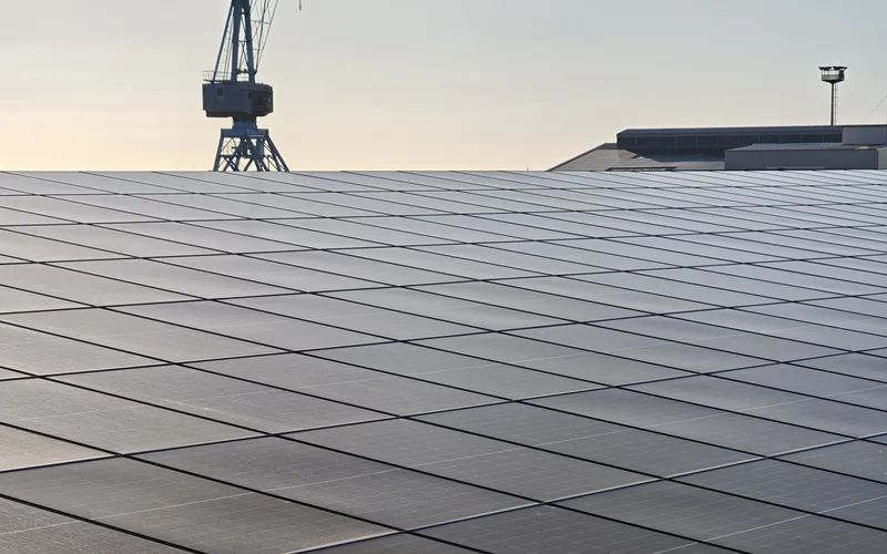 Panneaux photovoltaïques d'une centrale en toiture industrielle