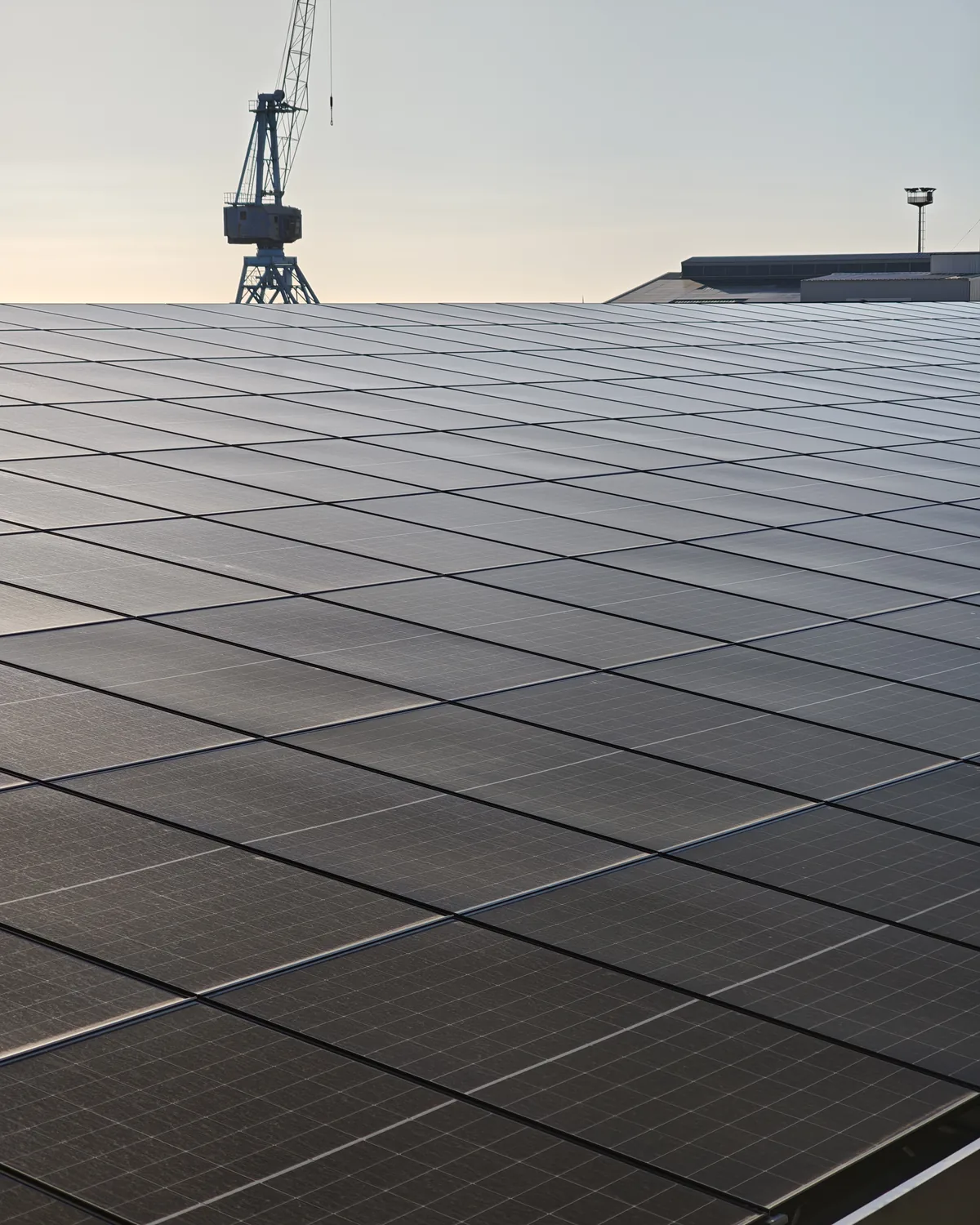 Grande centrale photovoltaïque en toiture industrielle, surface type d'un nettoyage par drone