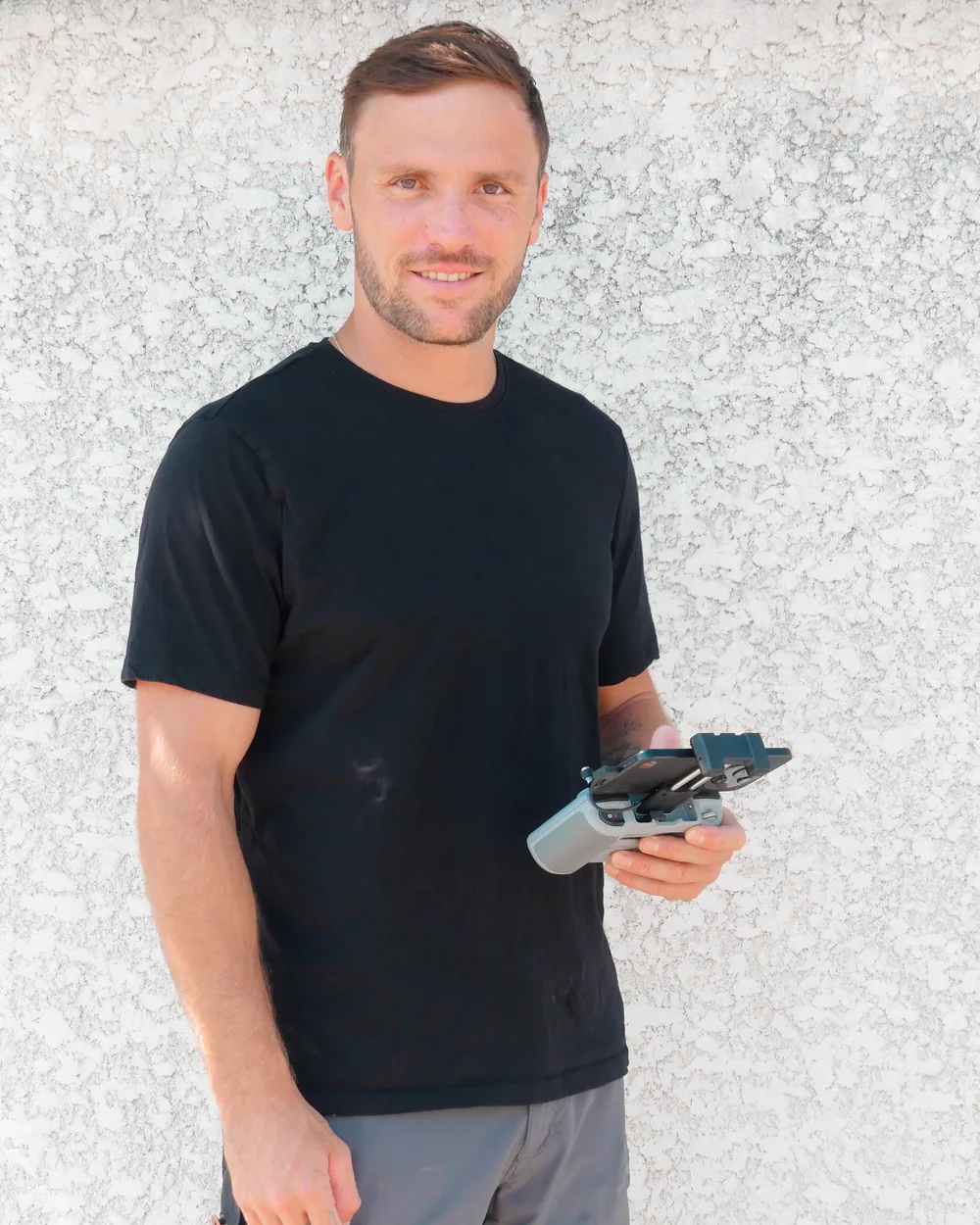 Gregory Wolff, fondateur et télépilote d'AltiWash France, radiocommande de drone en main