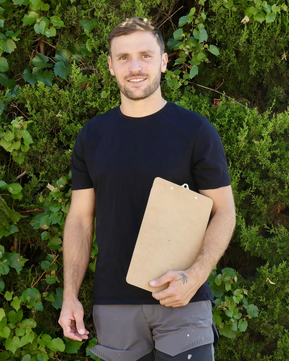 Gregory Wolff, fondateur et télépilote d'AltiWash France, avec son porte-documents avant une intervention