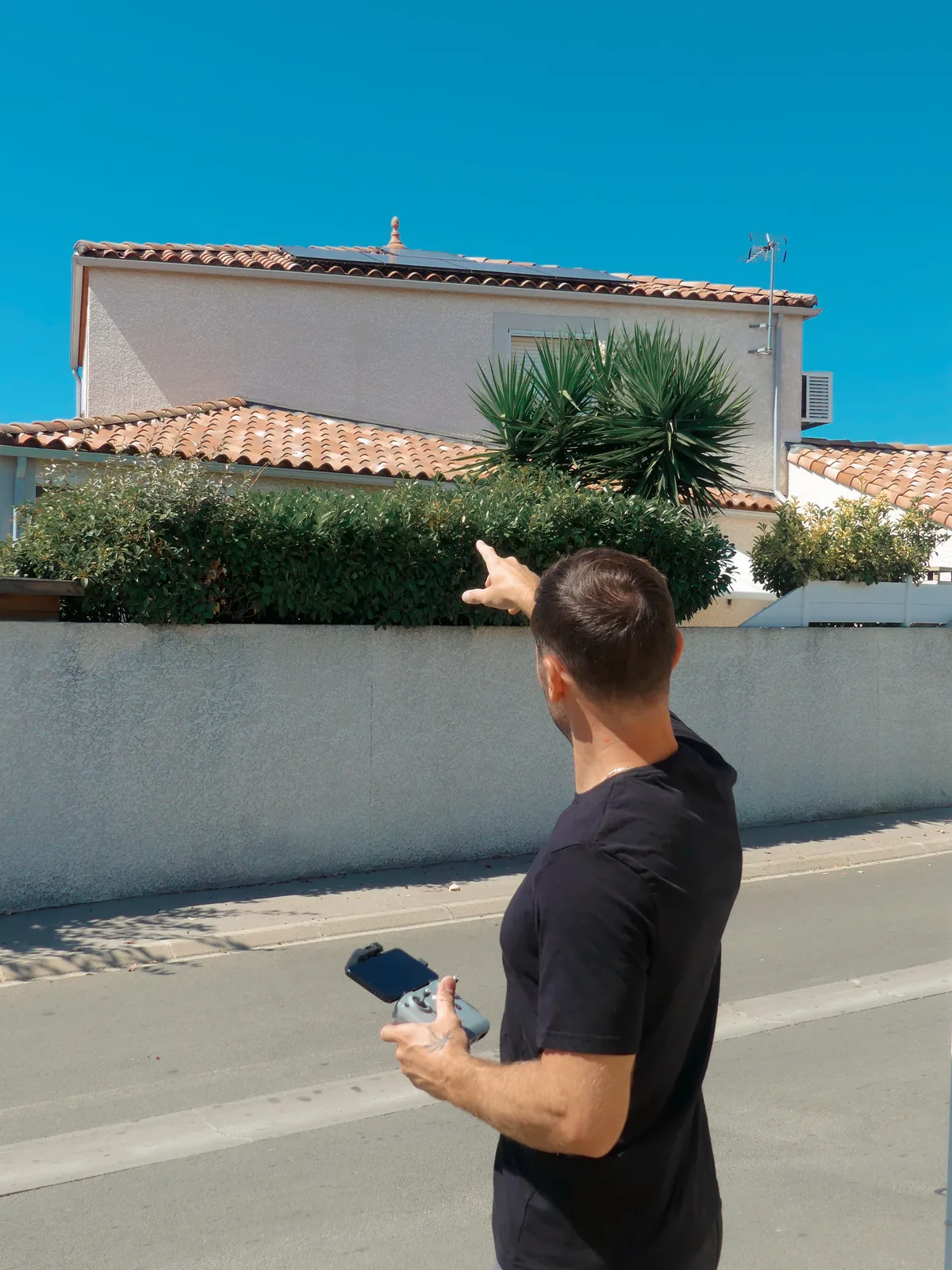 Gregory Wolff repère une toiture équipée de panneaux photovoltaïques avant un nettoyage par drone