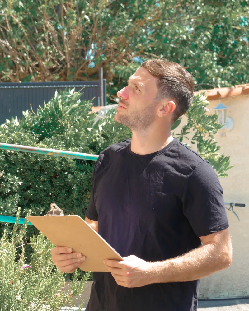 Gregory Wolff relève l'état d'une couverture avant intervention, dans l'Aude